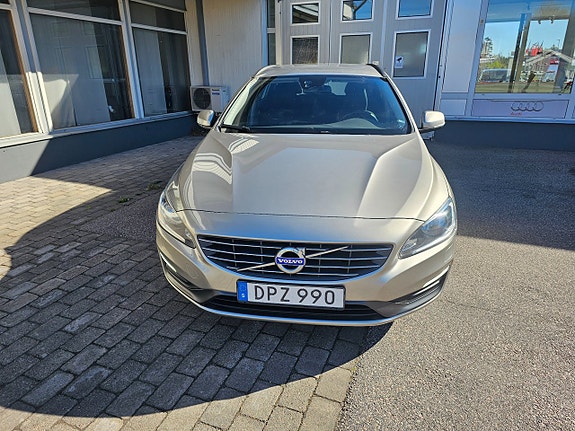Volvo V60 2 of 20
