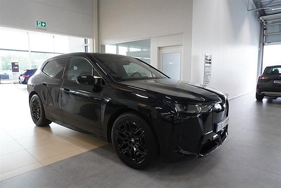 BMW iX 4 of 11