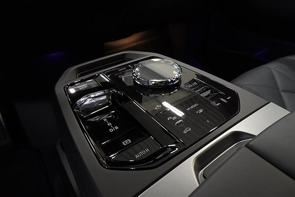 BMW iX 10 of 11