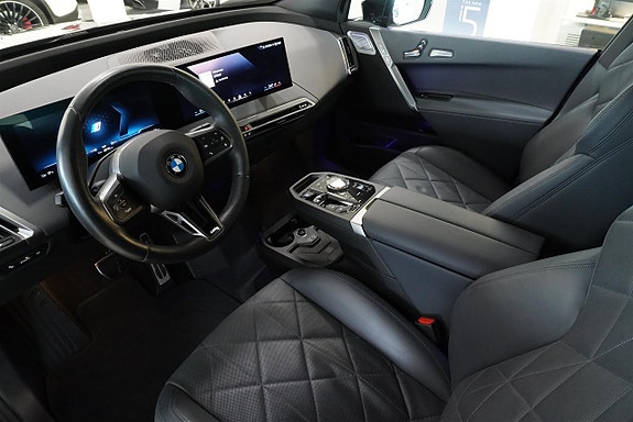 BMW iX 2 of 11