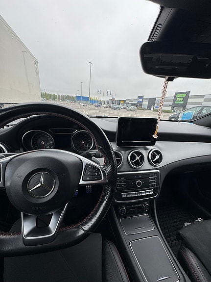 Mercedes-Benz CLA200 4 of 5