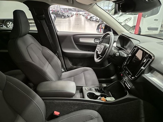 Volvo XC40 4 of 5