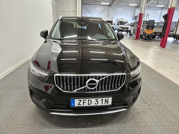 Volvo XC40 2 of 5