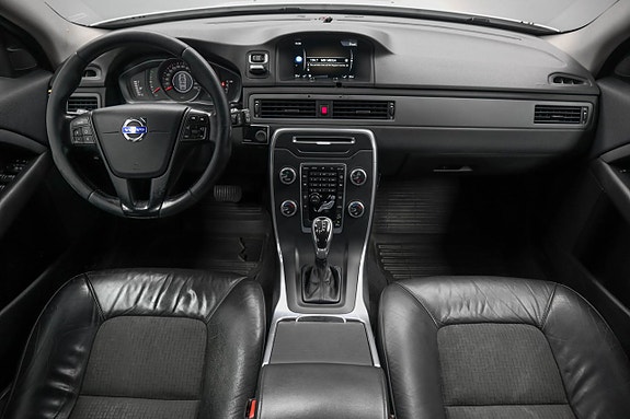 Volvo XC70 2 of 25