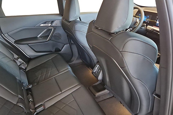 BMW iX1 9 of 23