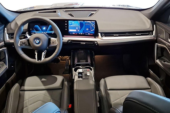 BMW iX1 10 of 23