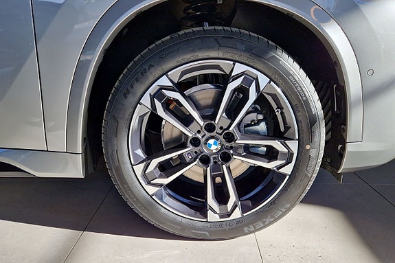 BMW iX1 17 of 23