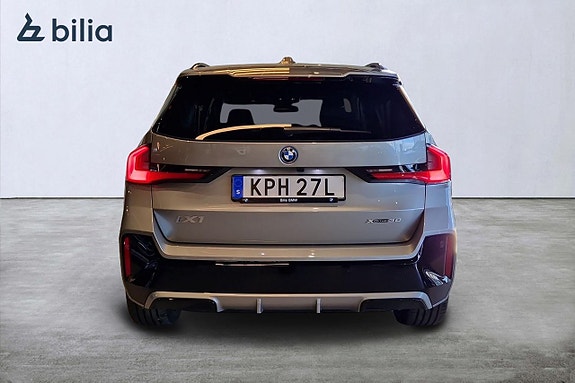 BMW iX1 5 of 23