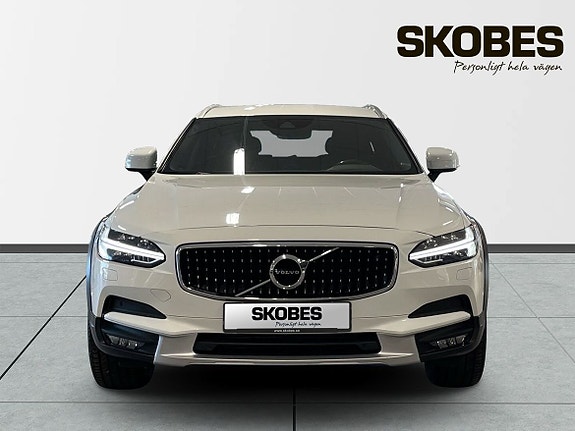 Volvo V90 Cross Country 2 of 5