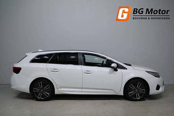 Toyota Avensis 2 of 5