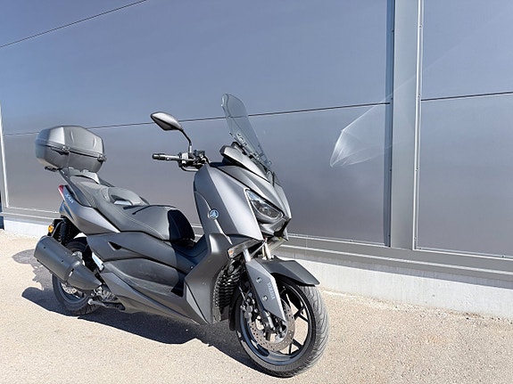 Yamaha X-Max 300 2 of 10