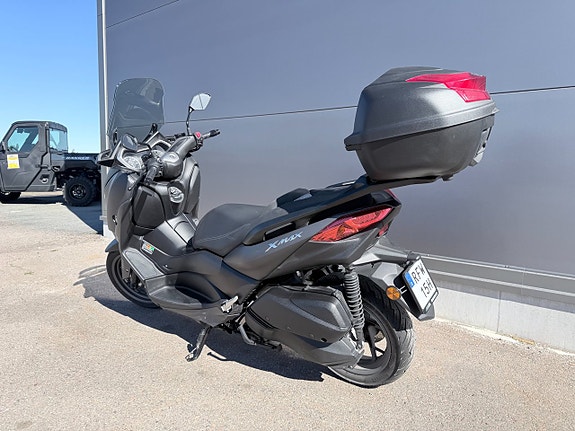 Yamaha X-Max 300 7 of 10