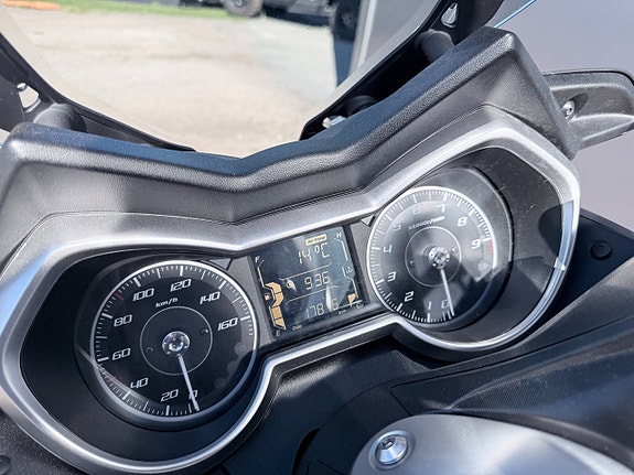 Yamaha X-Max 300 8 of 10