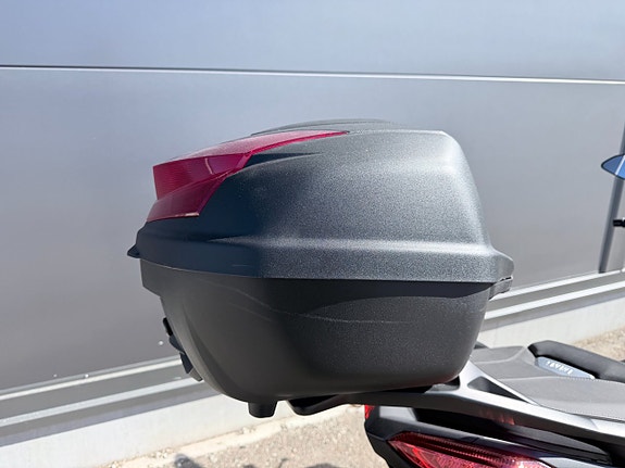 Yamaha X-Max 300 4 of 10