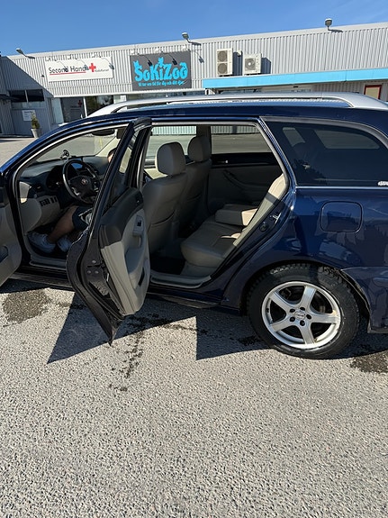 Toyota Avensis 4 of 5