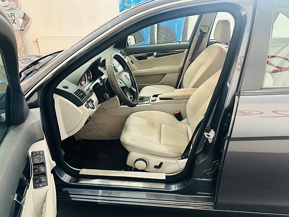 Mercedes-Benz C180 11 of 19