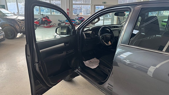 Toyota HiLux 9 of 16
