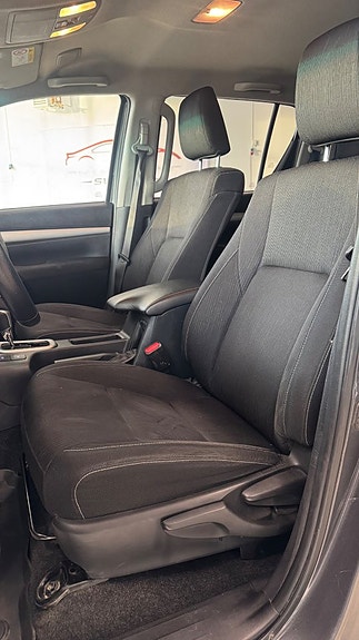 Toyota HiLux 10 of 16