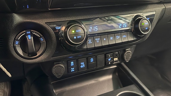 Toyota HiLux 12 of 16