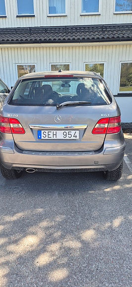 Mercedes-Benz B170 2 of 3