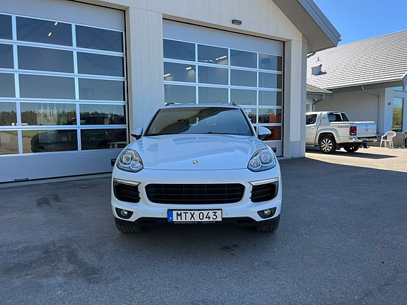 Porsche Cayenne 4 of 5