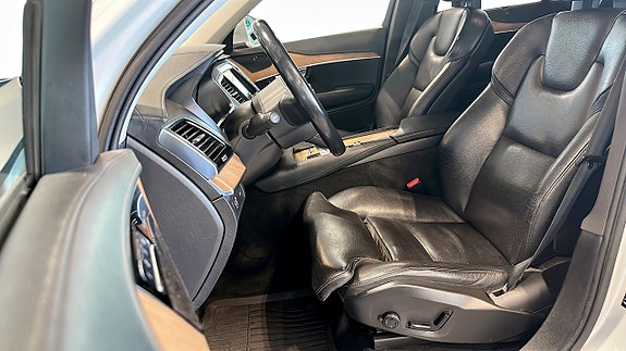 Volvo XC90 10 of 20