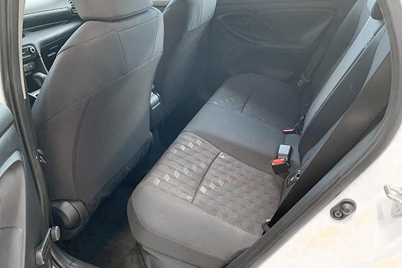 Toyota Yaris 9 of 12
