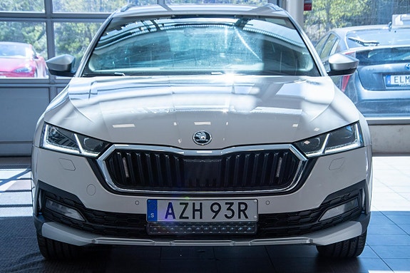 Skoda Octavia Scout 2 of 5