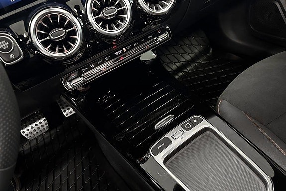 Mercedes-Benz CLA200 13 of 20