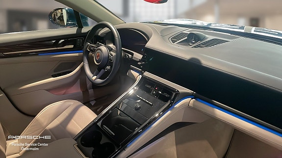 Porsche Panamera 4 4 of 5