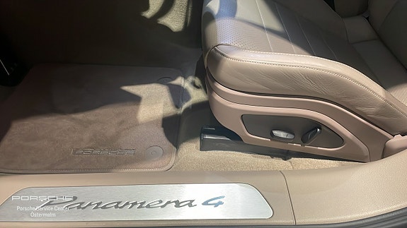 Porsche Panamera 4 12 of 18