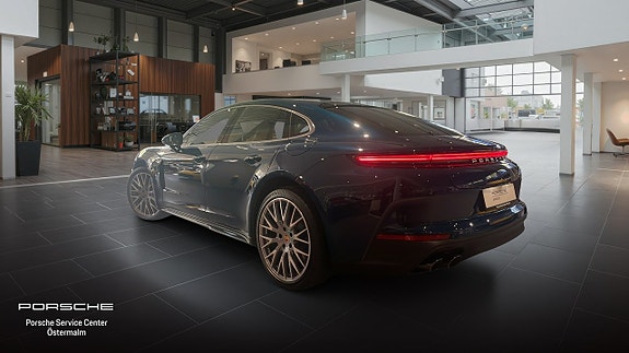 Porsche Panamera 4 2 of 5