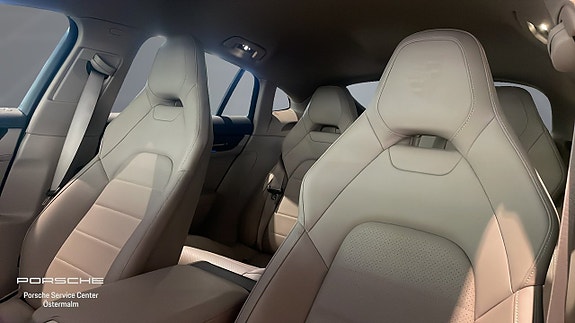 Porsche Panamera 4 5 of 5