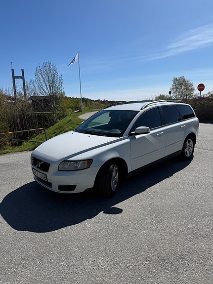 Volvo V50 3 of 5