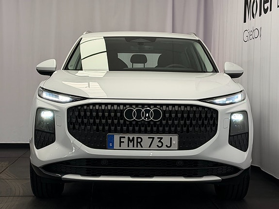 Audi Q3 2 of 5