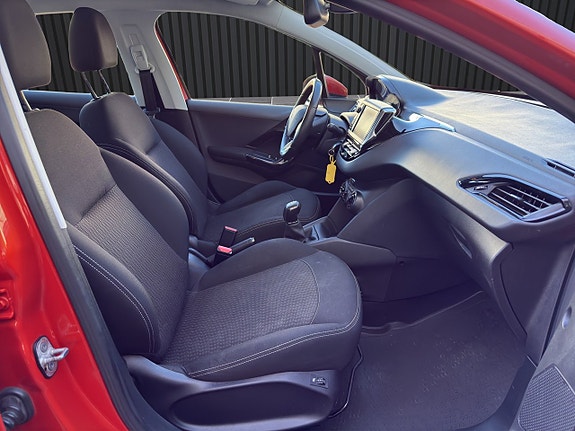 Peugeot 208 12 of 19