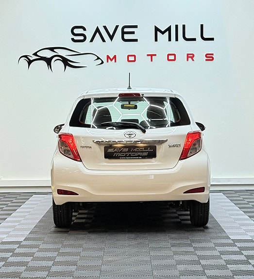Toyota Yaris 3 of 11