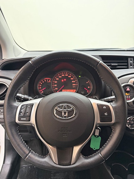 Toyota Yaris 7 of 11