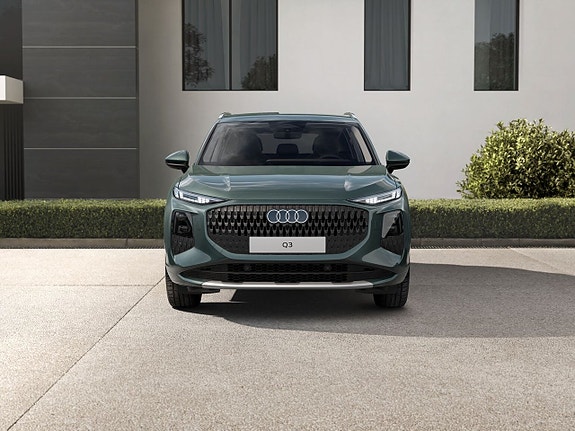 Audi Q3 2 of 5