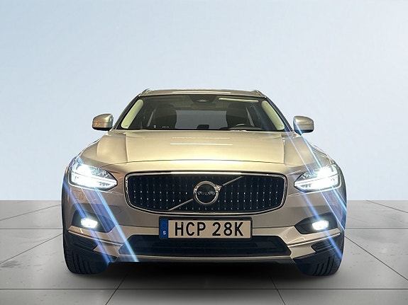 Volvo V90 Cross Country 2 of 5