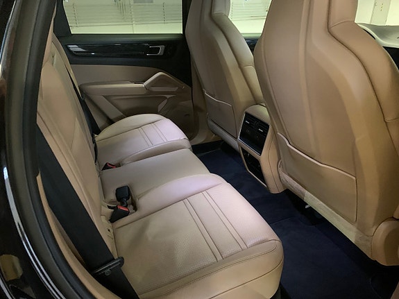 Porsche Cayenne 11 of 19