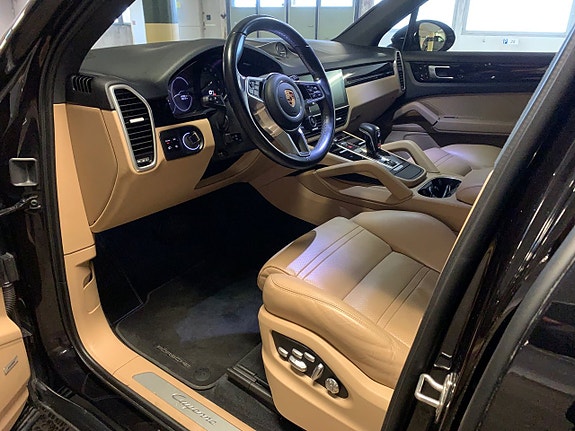 Porsche Cayenne 9 of 19
