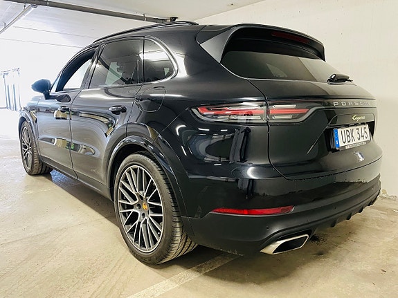 Porsche Cayenne 3 of 5