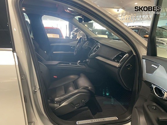 Volvo XC90 10 of 16