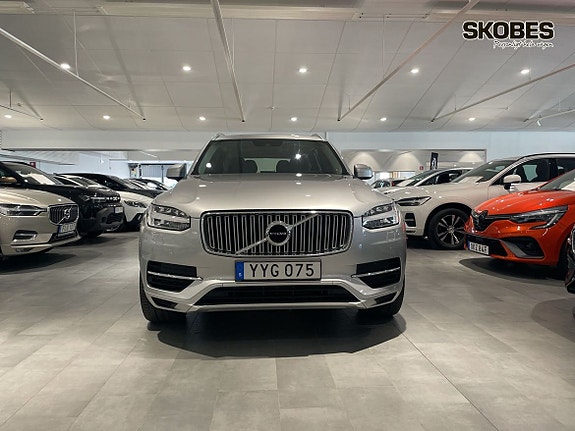 Volvo XC90 2 of 16