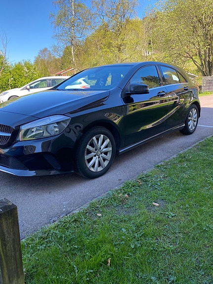 Mercedes-Benz A180 2 of 5