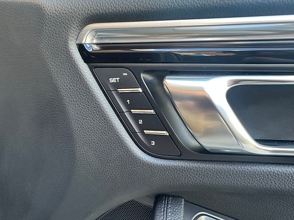 Porsche Macan S 17 of 23