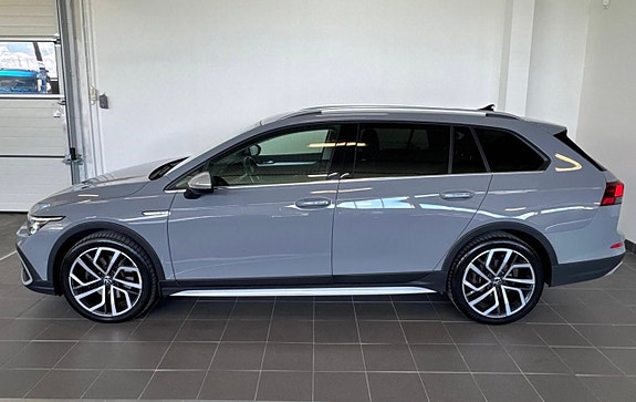 Volkswagen Golf Alltrack 2 of 26