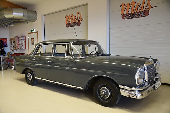 Mercedes-Benz W111 4 of 5
