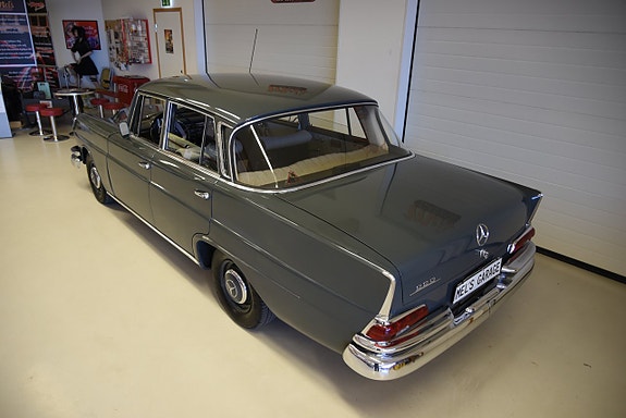 Mercedes-Benz W111 10 of 30